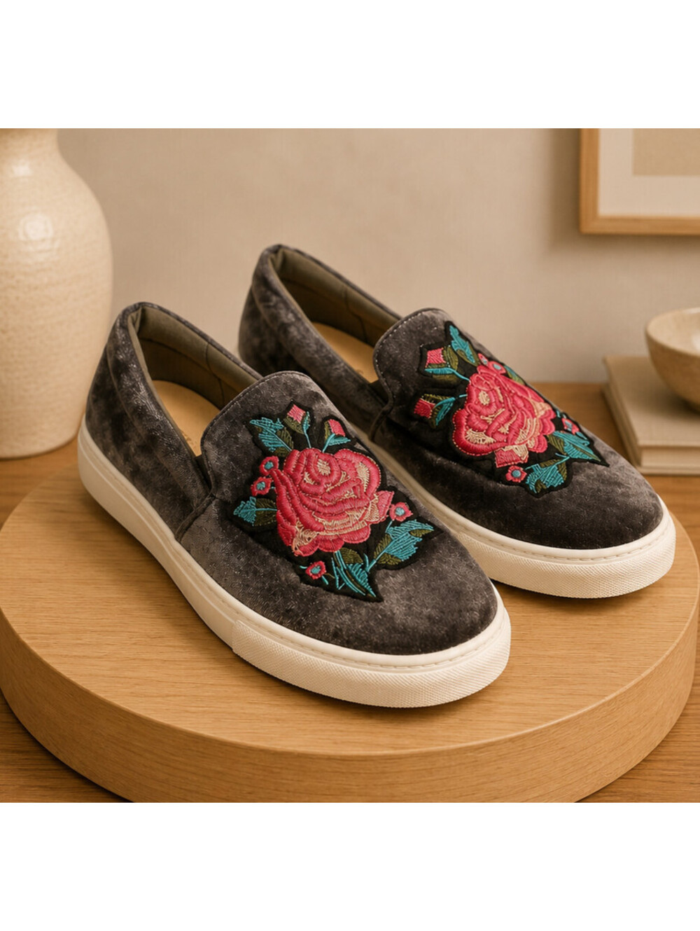 Dirty Laundry Women’s 9.5 Grey Velvet Rose Embroidered Loafers Flats Slip ons